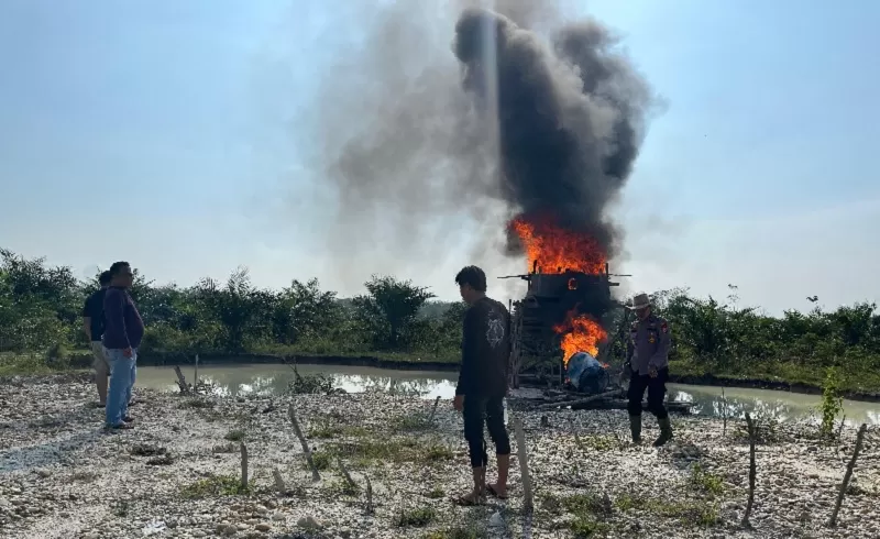 Polsek Kuantan Hilir Bakar Satu Rakit PETI yang Ditinggal Pergi Pemiliknya